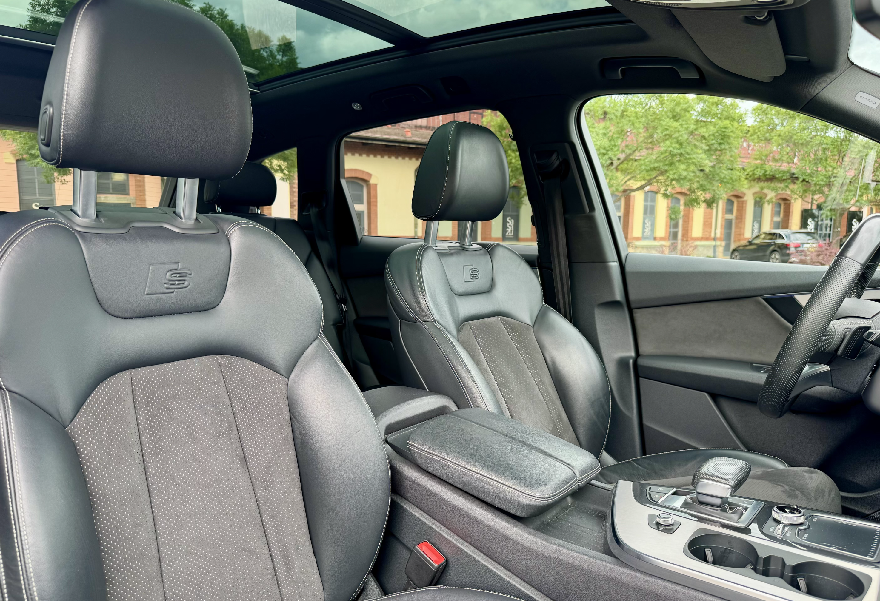 České ojeté Audi Q7 3.0 TDI S-line v top stavu – šedá metalíza, černý interiér Alcantara, vzduchový podvozek, panoramatická střecha, adaptivní tempomat a sportovní výbava. Výborná cena, ihned k odběru.